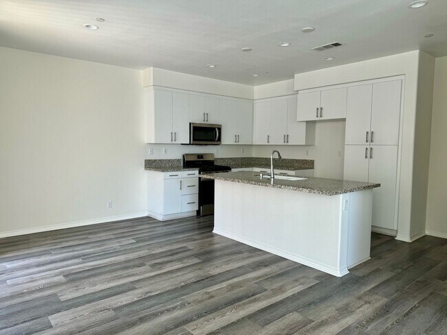 Building Photo - 2 Bedroom Anaheim Townhome