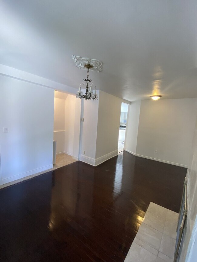 Building Photo - 2 Dearbourne Av