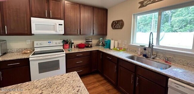 Foto del edificio - 13346 Avery Park Ln