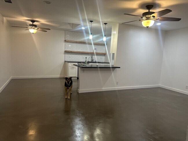 Foto del edificio - AMAZING INTERIOR 4 BEDROOM / 2 BATHROOM RE...