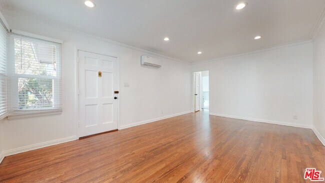 Building Photo - 3370 Rowena Ave