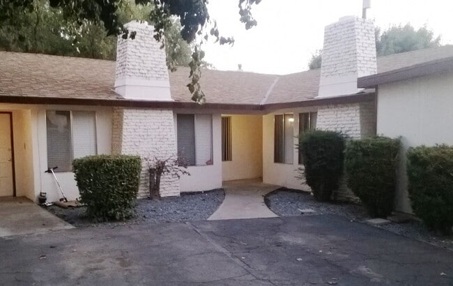 Building Photo - 1068 Pierce Dr