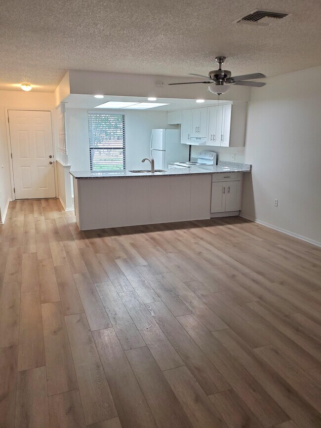 Building Photo - 2945 Grovewood Blvd