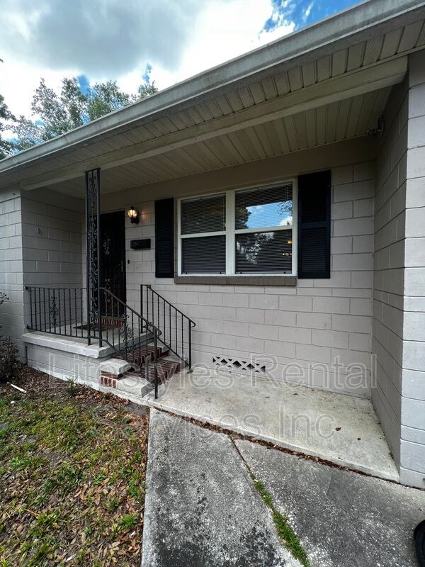 Building Photo - 5556 Moret Dr E