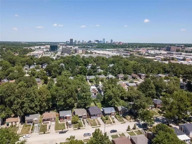 Building Photo - 8739 White Ave