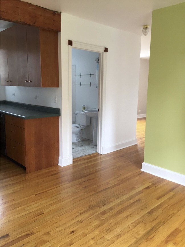 Building Photo - 1308 N Greenview Ave