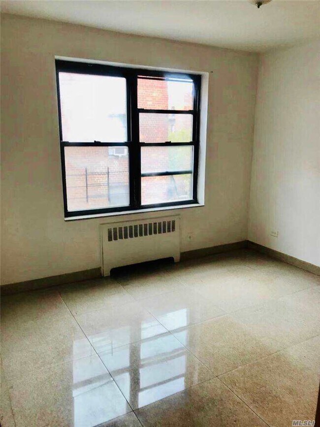 Foto del edificio - 44-16 Macnish St