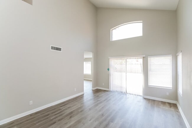 Foto del edificio - 1012 N Blackstone Dr