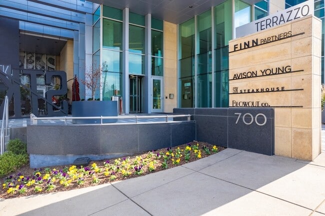 Foto del edificio - 700 12th Ave S