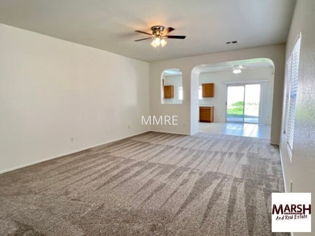Foto del edificio - Nice 3 bedroom home with new paint &amp; new carpet in Mesa!