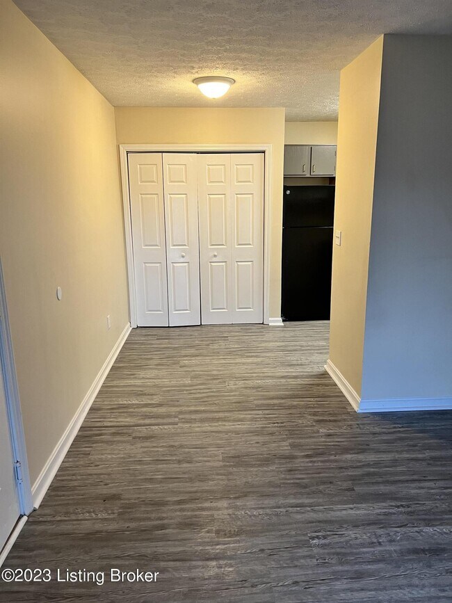 Foto del edificio - 4109 Blue Lick Ct