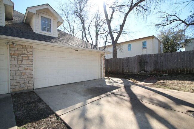 Foto del edificio - Enchanting 3/2 Duplex Home Located in WONDERFUL Weatherford! ~ ((AMAZING LOCATION!!)) Tile & Wood...