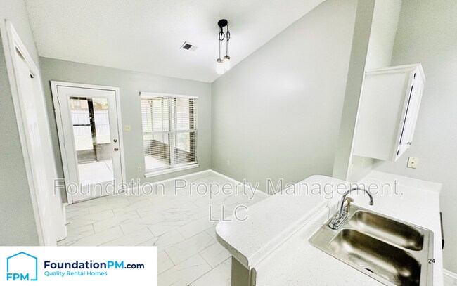 Foto del edificio - 7586 Iris Dr