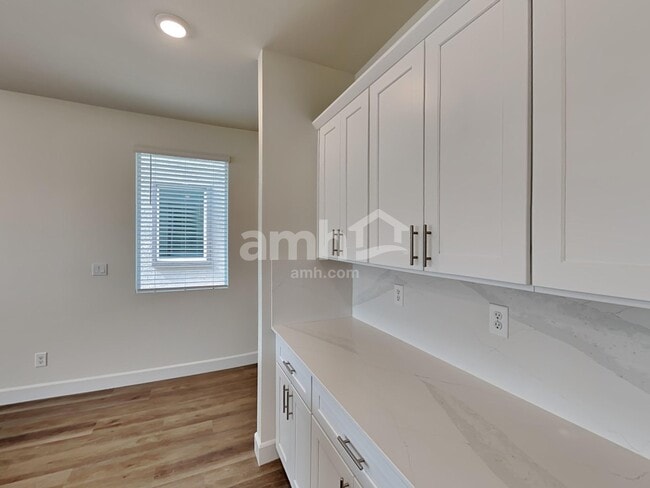 Building Photo - 10387 Medusita St