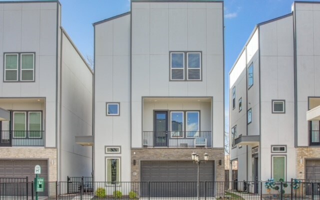 Foto del edificio - 8411 Hempstead Rd