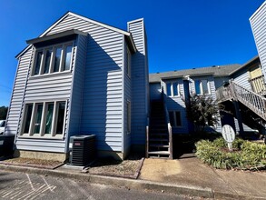 Building Photo - 622 Pinewood Dr