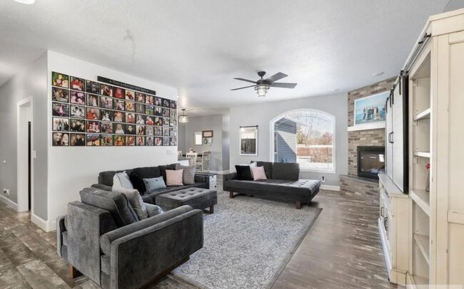 Building Photo - 304 Palomino Dr