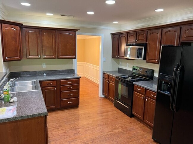 Building Photo - Knoxville 37931 - 4 bedroom, 2.5 bath 2-st...