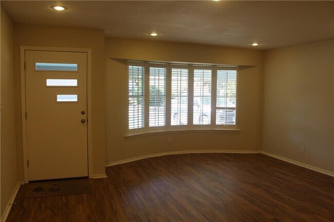 Building Photo - 3006 Maplelawn Cir