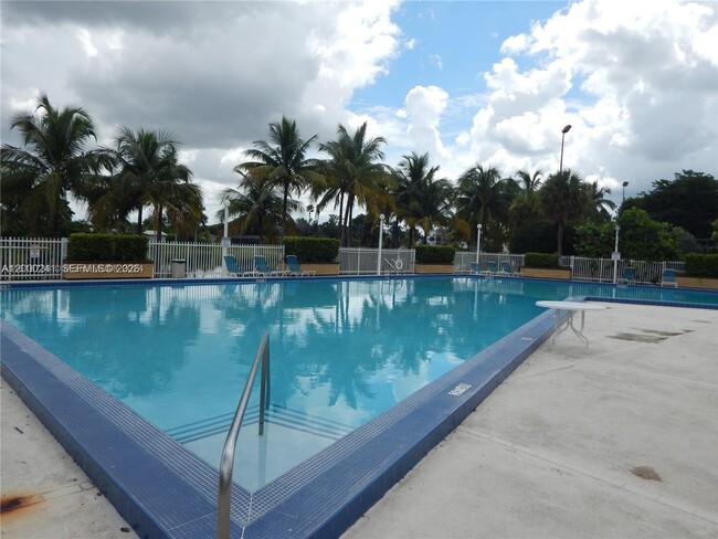 Foto del edificio - 14415 N Kendall Dr