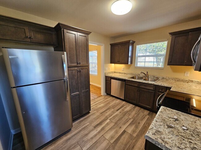 Foto del edificio - 2 br, 1 bath House - 202 Maplewood Dr.