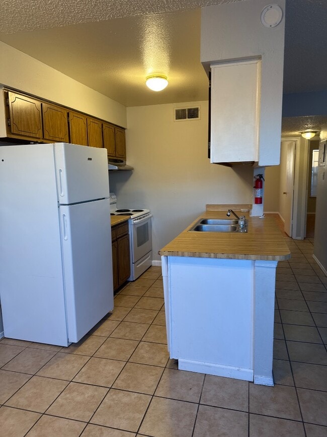Building Photo - 920 San Pedro Dr SE