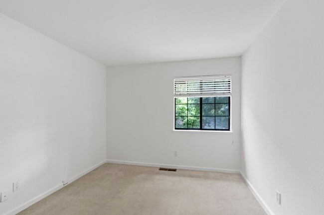 Building Photo - 2089 Fostoria Cir