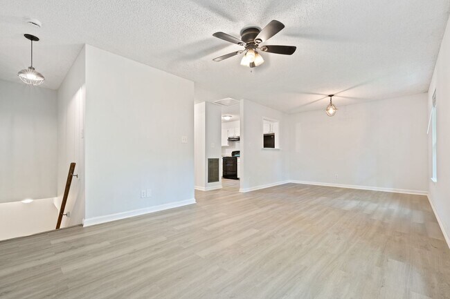 Foto del edificio - Nicely Remodeled 3 Bedroom House on Cul-de-Sac with Walkout Basement!