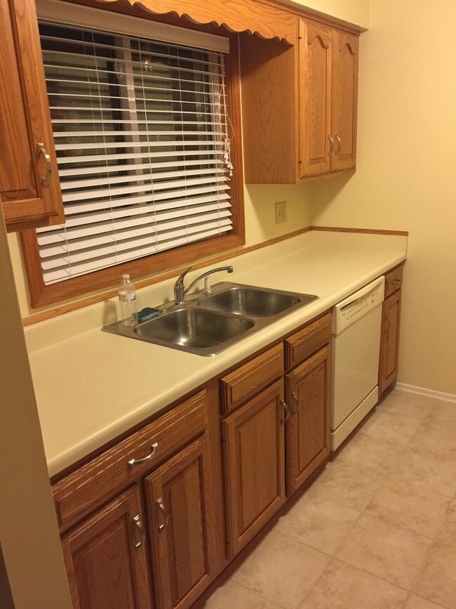 Kitchen - 951 Barclay Ln