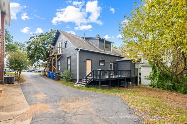 Building Photo - 409 W 1st St