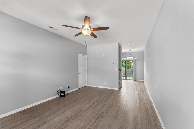 Foto del edificio - 1/2 OFF 1ST MONTHS RENT!!! NEW LUXURY 3 BED 2.5 BATH TOWNHOUSE!!!