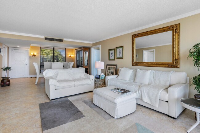 Foto del edificio - 132 Lakeshore Dr