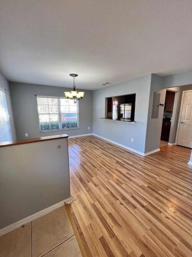 Building Photo - 3 bedroom, 2.5 bathrooms Eiland Park Townhome