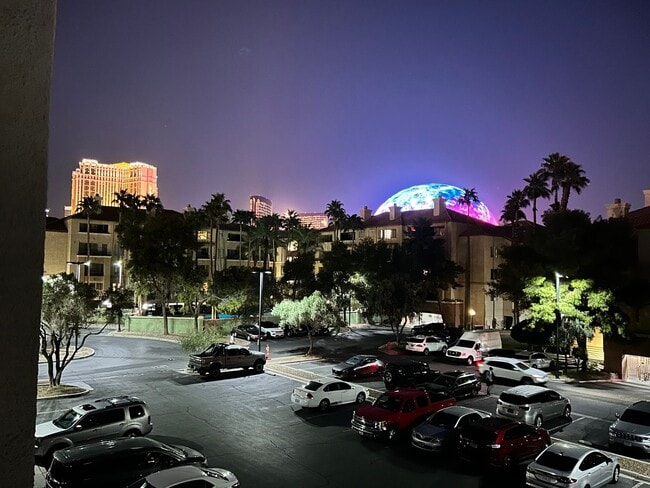 Building Photo - Remodeled 2 Bedroom Condo Just Off the Strip!