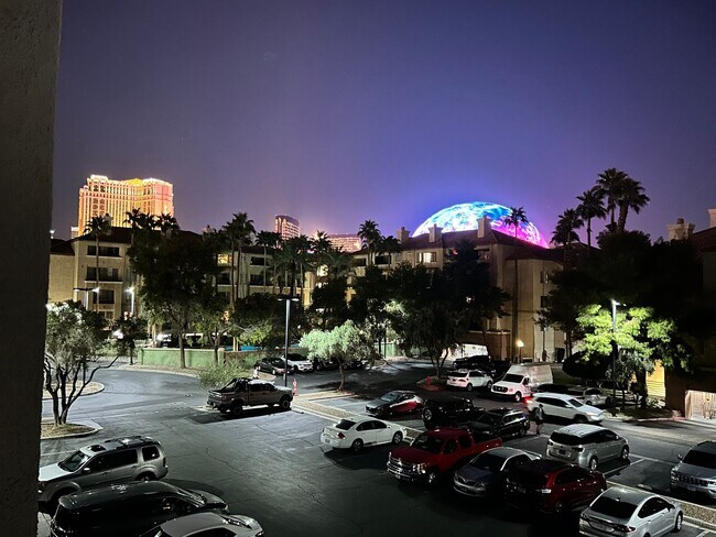 Foto del edificio - Remodeled 2 Bedroom Condo Just Off the Strip!