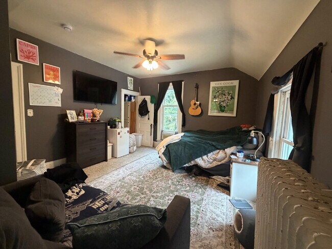 Foto del edificio - 3 bedroom 1 bath Apartment Available June 1st!! Massive bedrooms and a 5 minute walk to campus.