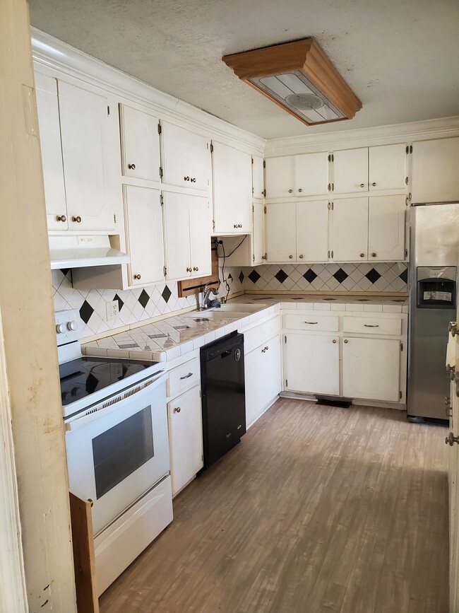 Kitchen - 1305 Hoke St