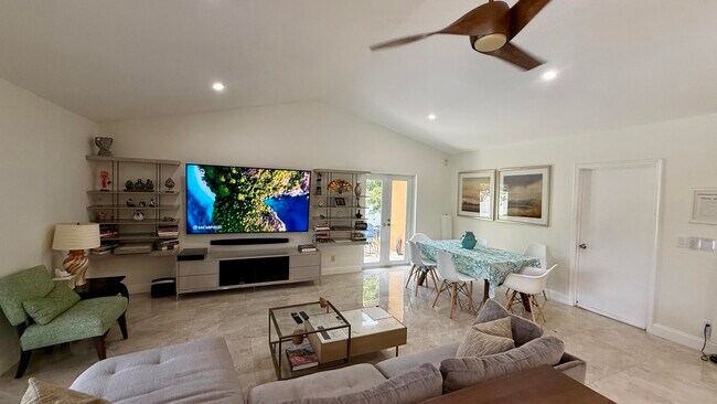 Foto del edificio - 1526 Cormorant Rd