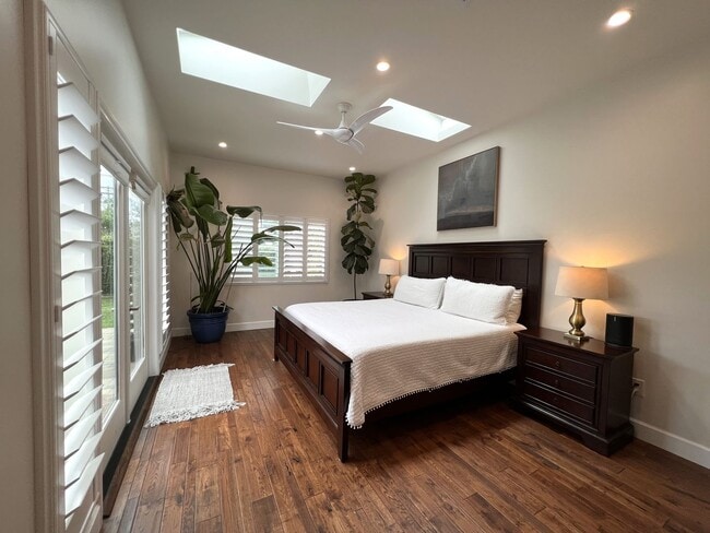 Building Photo - 3B/3B LUXURY Remodeled Home! w/ Garage! Large Fenced Backyard! Bike to the Beach!