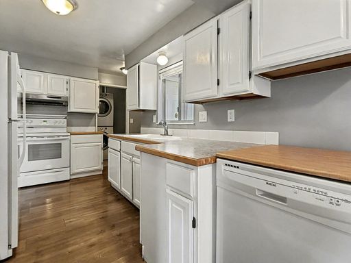 Foto del edificio - AVAILABLE NOW! Charming West Seattle Home featuring a garage, spacious deck, and wood-burning fir...