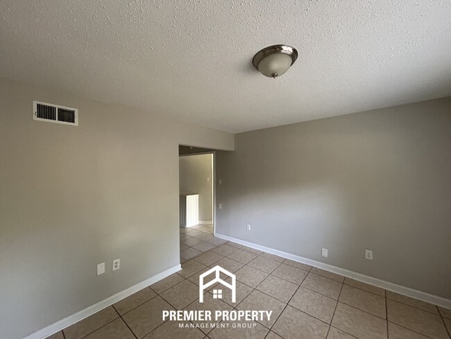 Foto del edificio - Unique 4BR/2BA Southaven Home | Hardwood Vaulted Sunroom & Fenced Yard
