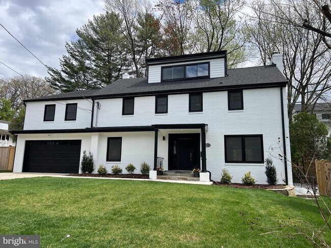Building Photo - 5804 Tanglewood Dr