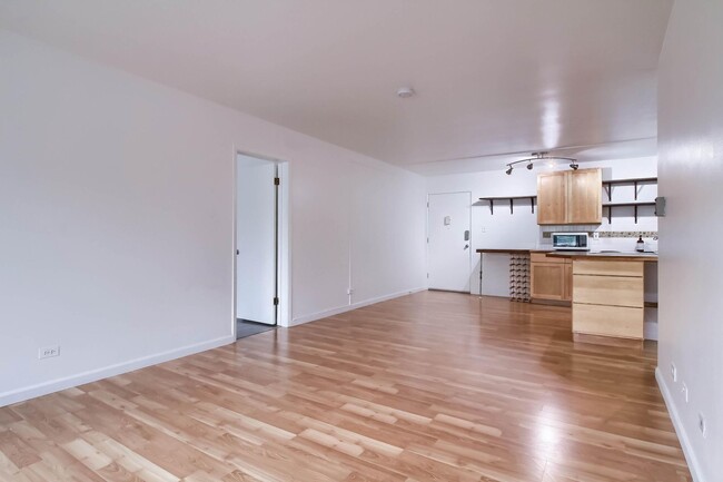 Building Photo - Large Condo in Cap Hill Area!