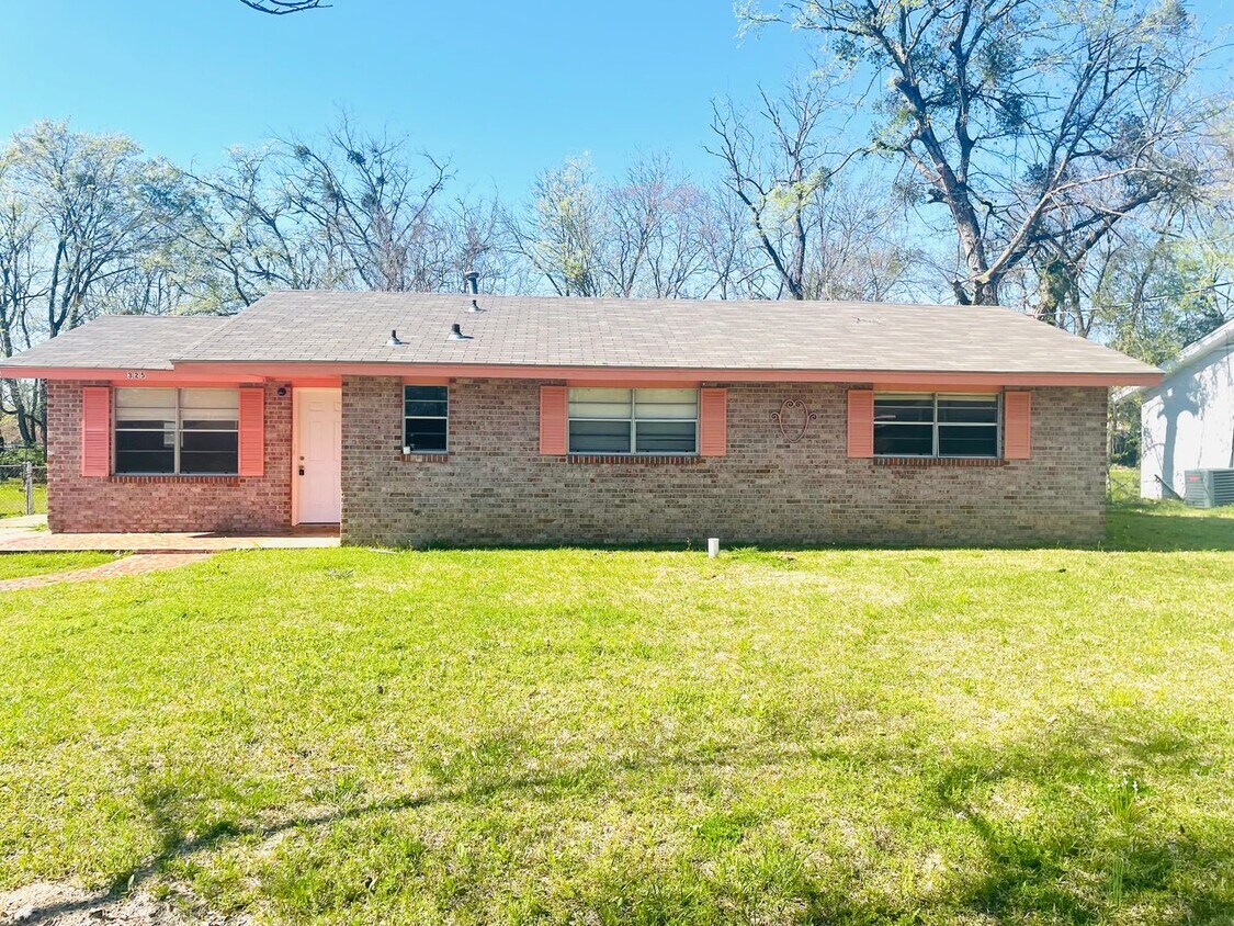 Primary Photo - ** 3 bed 2.5 bath located in Southlawn ** ...