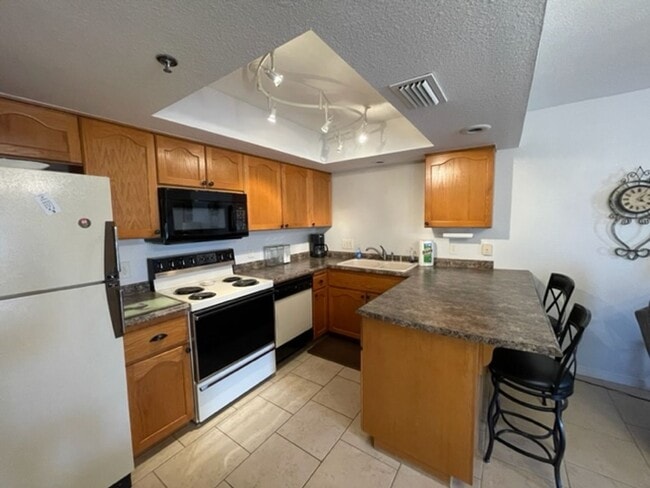 Building Photo - Fully Furnished 2 bedroom 2 bath long term...
