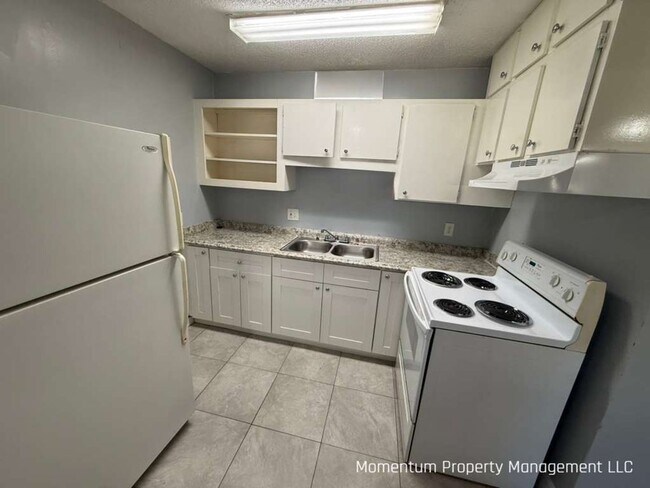 Foto del edificio - Newly Remodeled 2/1 Duplex- AVAILABLE FOR IMMEDIATE MOVE IN!!