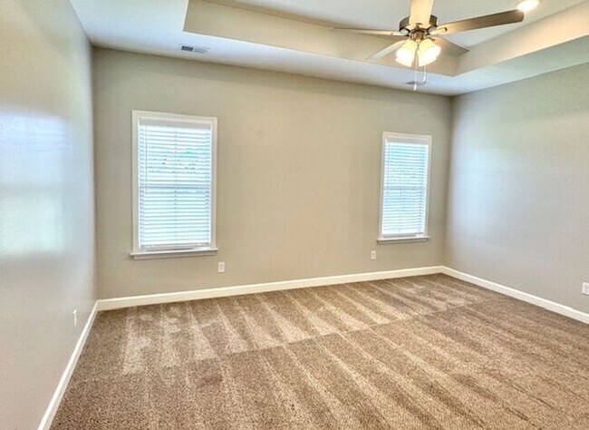 Foto del edificio - Now Leasing a brand new 4-bedroom 2.5 bath...