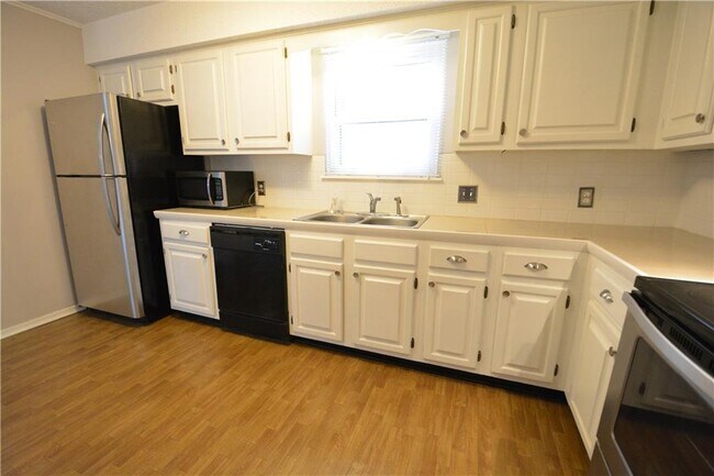 Building Photo - 2401 Pin Oak Dr
