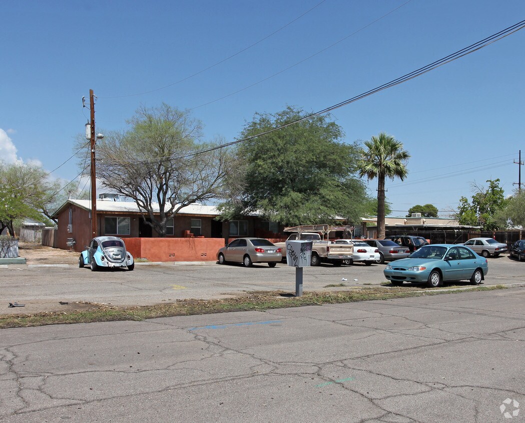 Primary Photo - 2735-2749 N York Pl