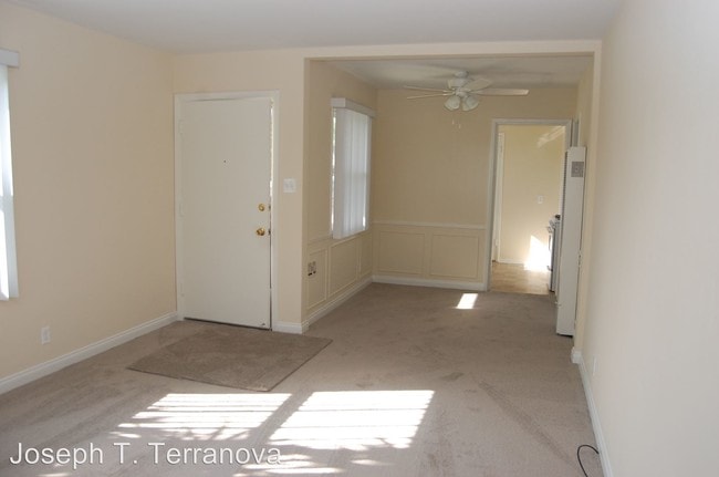 Building Photo - 1600 N Hollywood Way